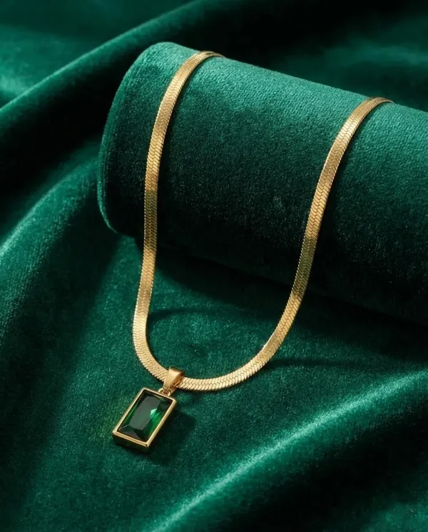 Green_Elegant_Emerald_Stone_Gold_Chain_Necklace_For_Women
