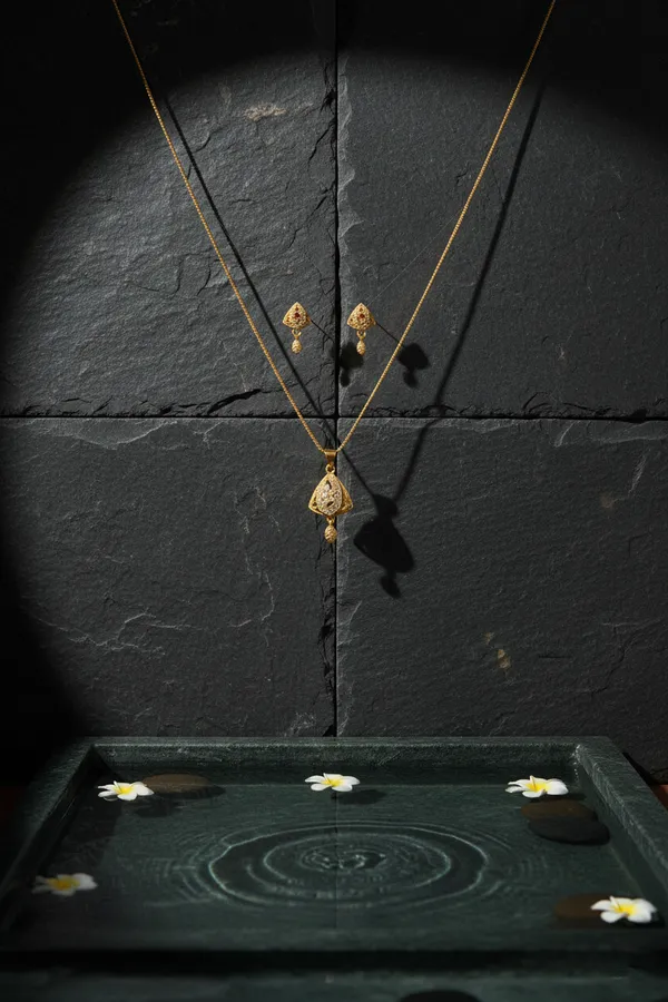 Golden_Traditional_Gold_Plated_Crystal_Pendant_Necklace_And_Earrings_Set_For_Women