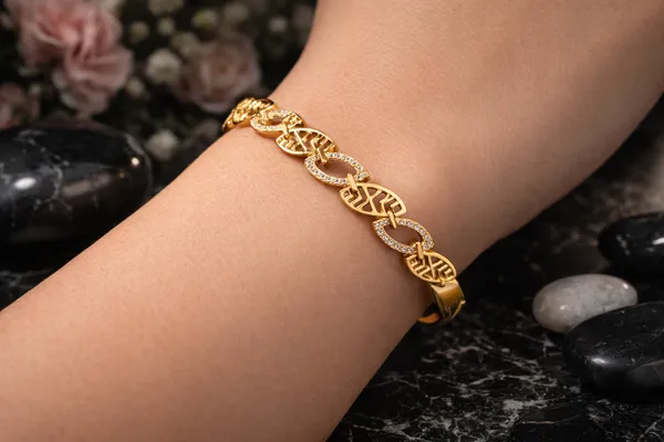 Golden_Leaf_Design_Bracelet_For_Women