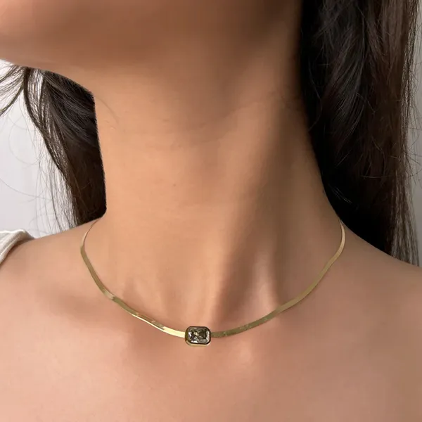 Golden_Elegant_Collar_Necklace_With_Emerald_Cut_Stone_For_Women