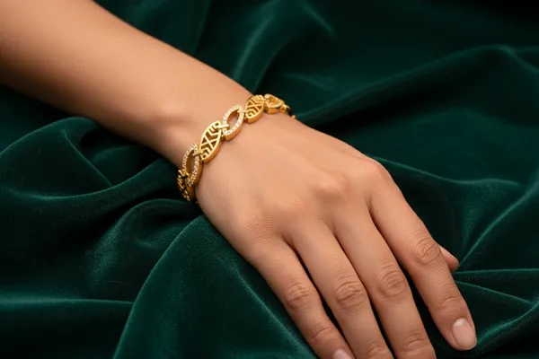 Golden_Leaf_Design_Bracelet_For_Women