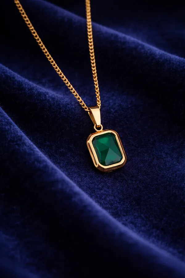 Green_Elegant_Emerald_Stone_Gold_Plated_Pendant_Necklace_For_Women