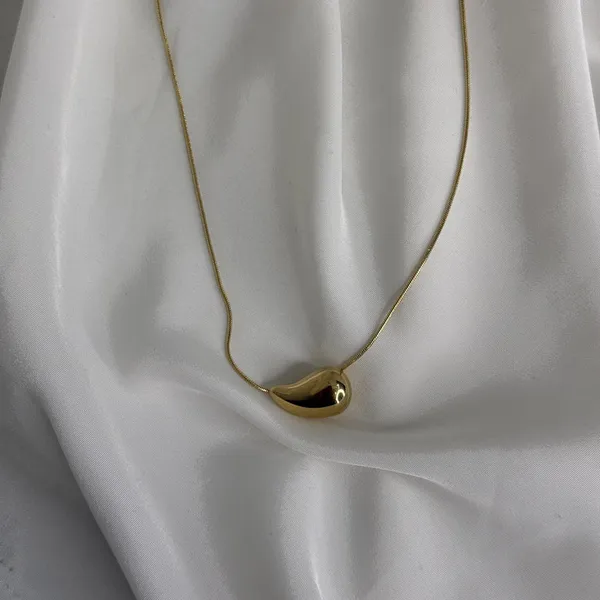 Golden_Teardrop_Pendant_Necklace_For_Women