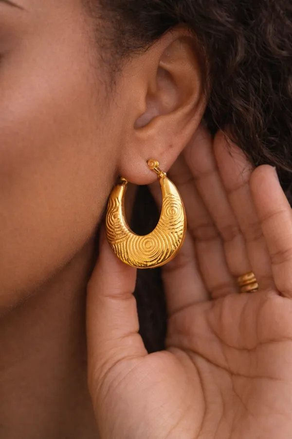 Golden_Textured_Hoop_Earrings_With_Circular_Engraved_Design_For_Women