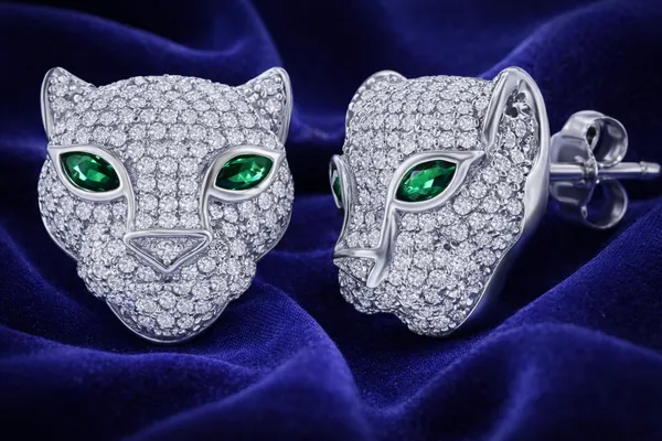 Silver_Sparkling_Leopard_Head_Stud_Earrings_With_Green_Crystal_Eyes_For_Women