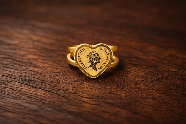 Golden_Heart_Shaped_Gold_Plated_Queen_Elizabeth_Ii_Coin_Ring_For_Women