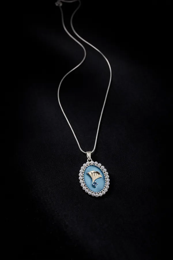 Silver_Blue_Oval_Shell_Pendant_Necklace_With_Pearl_Border_And_Gold_Chain_For_Women