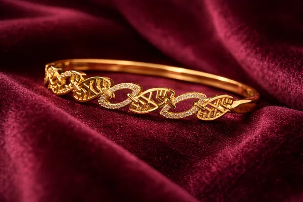 Golden_Leaf_Design_Bracelet_For_Women