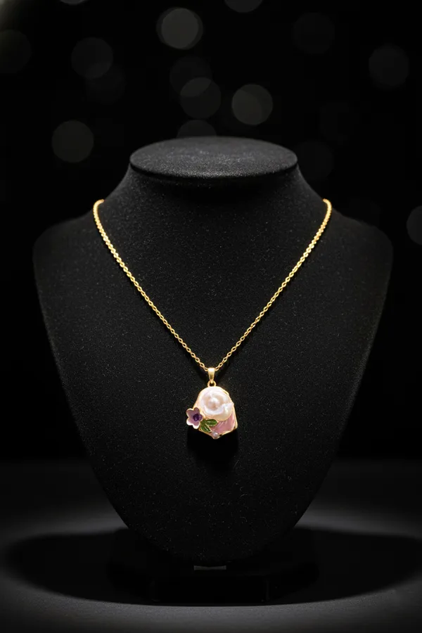 White_Elegant_Baroque_Pearl_Flower_Pendant_Necklace_With_Gold_Chain_For_Women