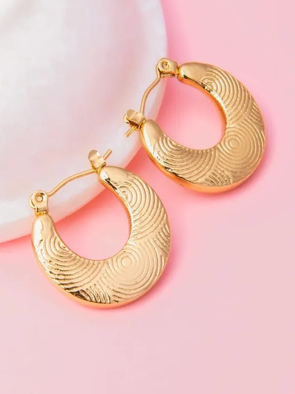 Golden_Textured_Hoop_Earrings_With_Circular_Engraved_Design_For_Women