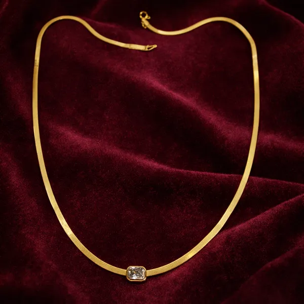 Golden_Elegant_Collar_Necklace_With_Emerald_Cut_Stone_For_Women