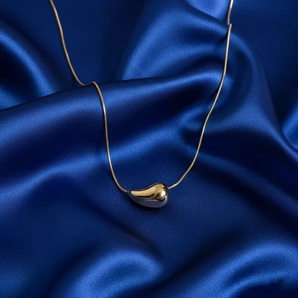 Golden_Teardrop_Pendant_Necklace_For_Women