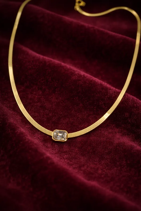 Golden_Elegant_Collar_Necklace_With_Emerald_Cut_Stone_For_Women