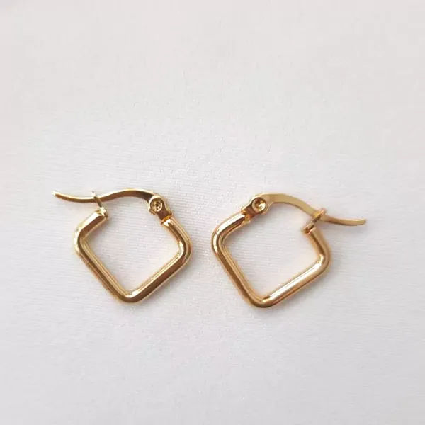 Golden_Elegant_Square_Hoop_Earrings_For_Women