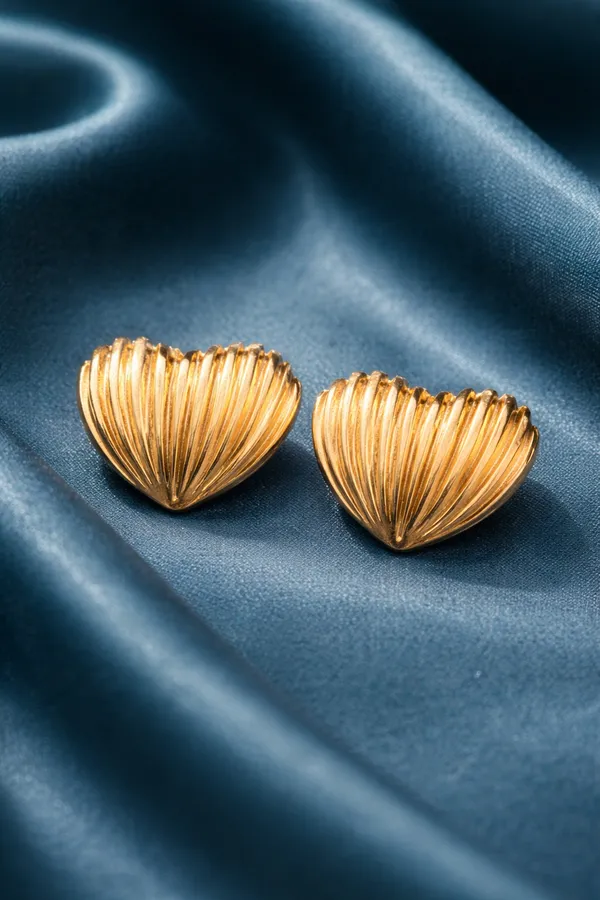 Golden_Elegant_Heart_Shaped_Stud_Earrings_For_Women