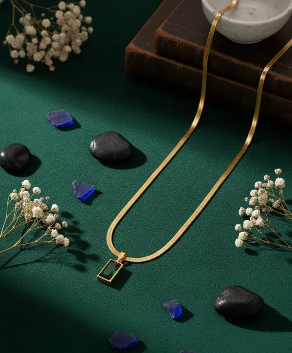 Green_Elegant_Emerald_Stone_Gold_Chain_Necklace_For_Women