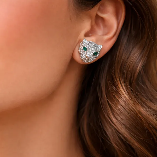 Silver_Sparkling_Leopard_Head_Stud_Earrings_With_Green_Crystal_Eyes_For_Women
