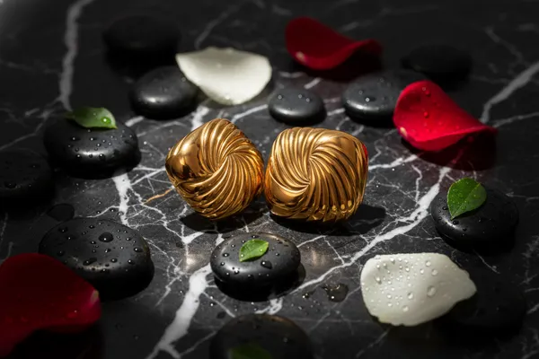 Golden_Elegant_Swirl_Stud_Earrings_For_Women