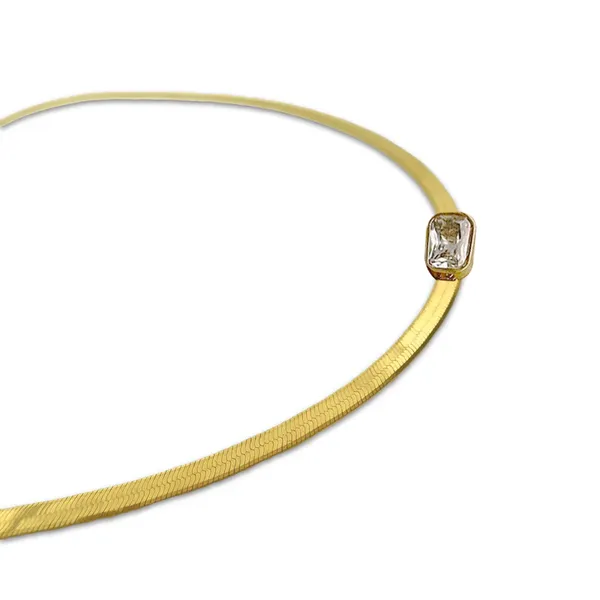 Golden_Elegant_Collar_Necklace_With_Emerald_Cut_Stone_For_Women