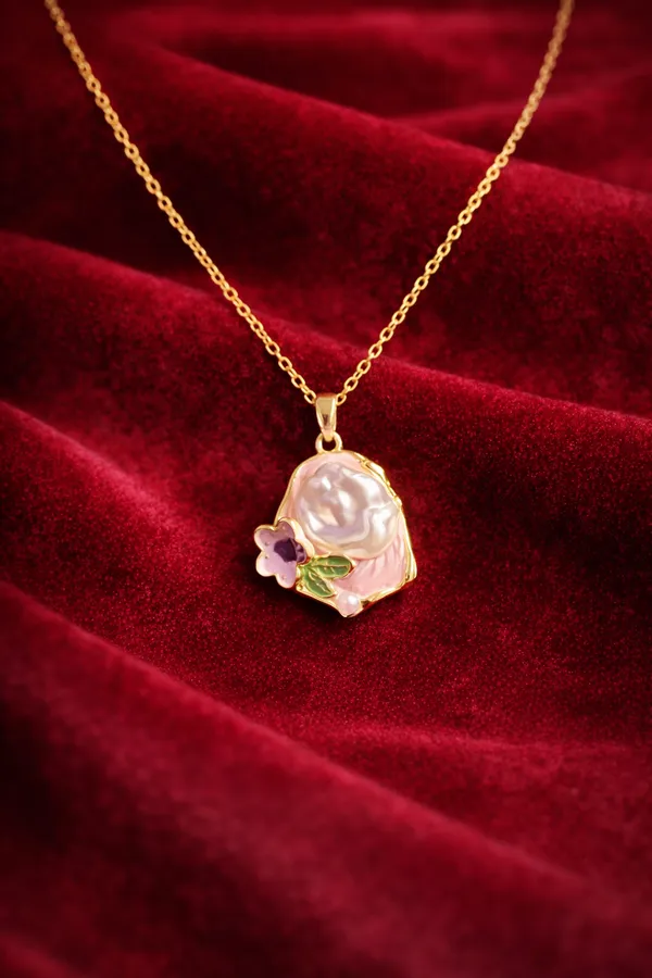 White_Elegant_Baroque_Pearl_Flower_Pendant_Necklace_With_Gold_Chain_For_Women