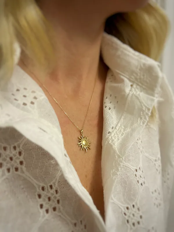 White_Golden_Sun_Pendant_Necklace_With_Delicate_Chain_For_Women