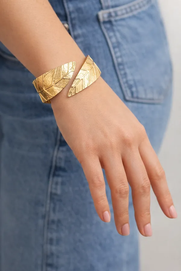 Golden_Leaf_Design_Adjustable_Cuff_Bracelet_For_Women