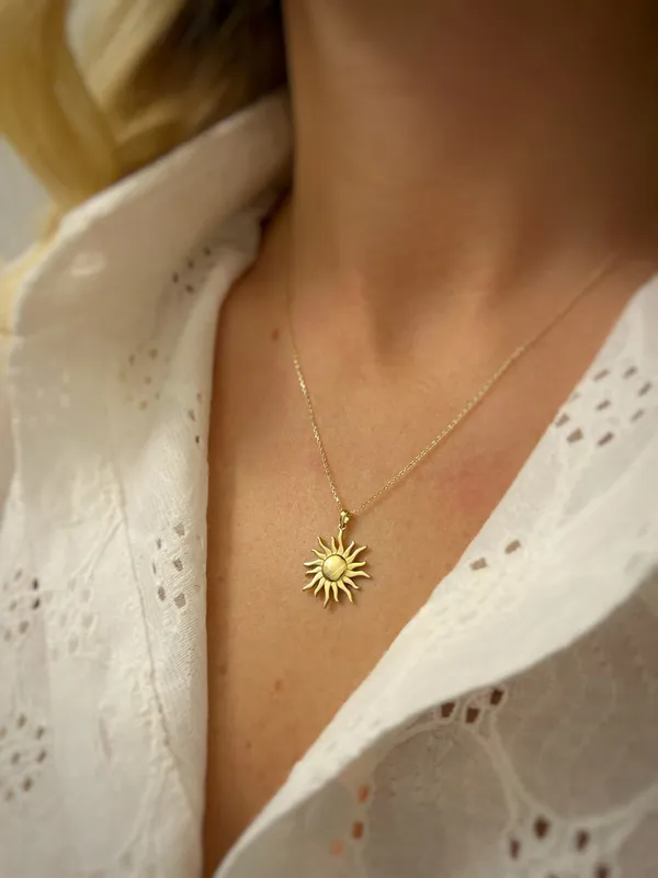 White_Golden_Sun_Pendant_Necklace_With_Delicate_Chain_For_Women