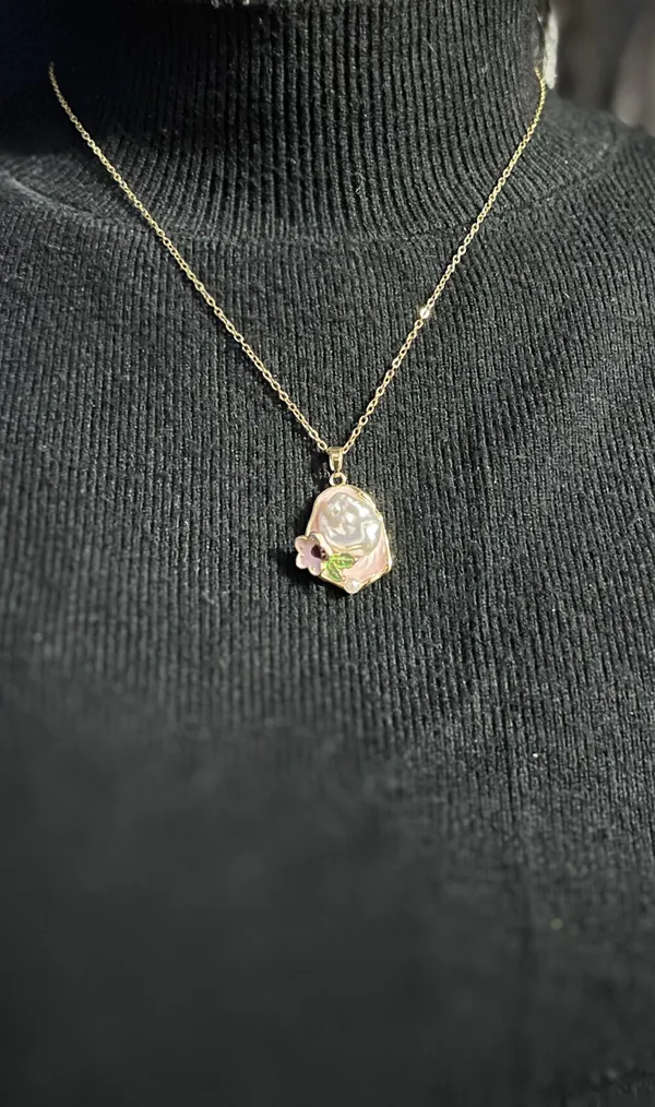 White_Elegant_Baroque_Pearl_Flower_Pendant_Necklace_With_Gold_Chain_For_Women