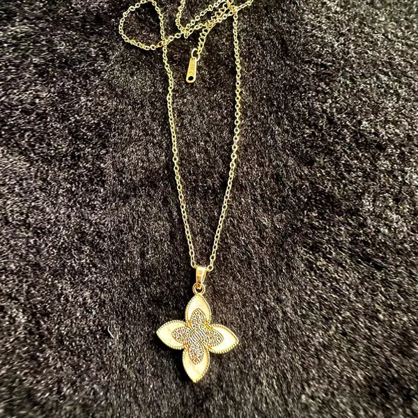 Off_White_Elegant_Enamel_Flower_Pendant_Necklace_With_Gold_Finish_For_Women