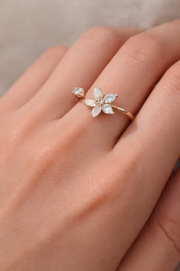 White_Elegant_Floral_Crystal_Open_Ring_Adjustable_Flower_With_Stone_Petals_For_Women
