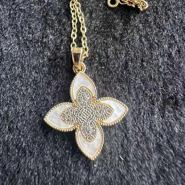 Off_White_Elegant_Enamel_Flower_Pendant_Necklace_With_Gold_Finish_For_Women