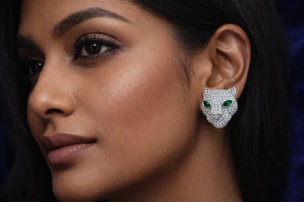 Silver_Sparkling_Leopard_Head_Stud_Earrings_With_Green_Crystal_Eyes_For_Women
