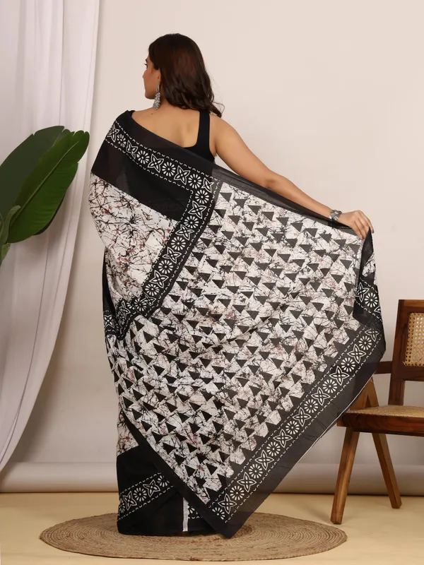 Black_&_White_Abstract_Printed_Cotton_Saree_with_Designer_Border_|_Elegant_Ethnic_Saree_for_Women