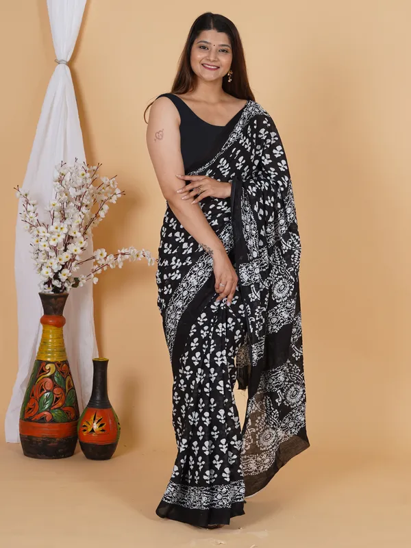 Classic_Black_&_White_Floral_Hand-Block_Print_Cotton_Saree