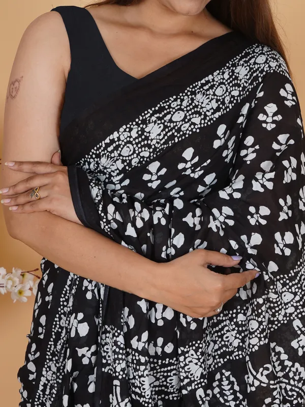 Classic_Black_&_White_Floral_Hand-Block_Print_Cotton_Saree