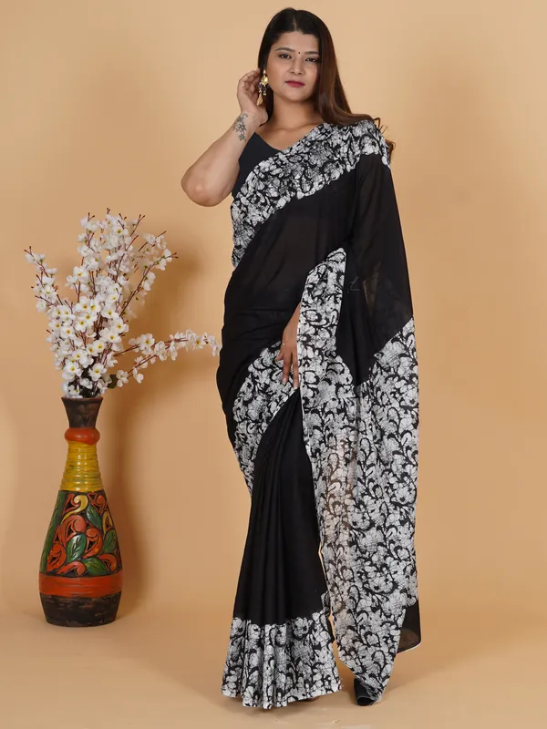 Elegant_Black_&_White_Floral_Printed_Softspun_Saree_with_Designer_Border