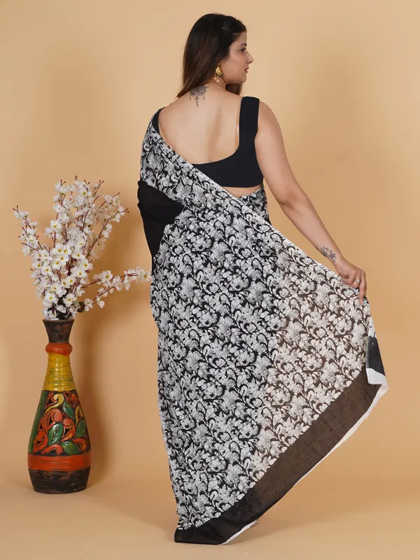 Elegant_Black_&_White_Floral_Printed_Softspun_Saree_with_Designer_Border