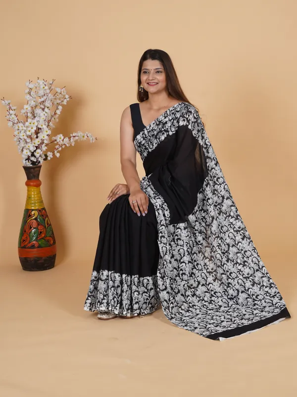 Elegant_Black_&_White_Floral_Printed_Softspun_Saree_with_Designer_Border