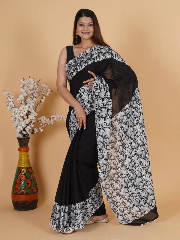 Elegant_Black_&_White_Floral_Printed_Softspun_Saree_with_Designer_Border