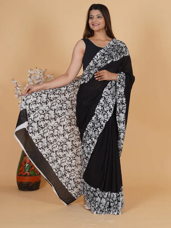 Elegant_Black_&_White_Floral_Printed_Softspun_Saree_with_Designer_Border