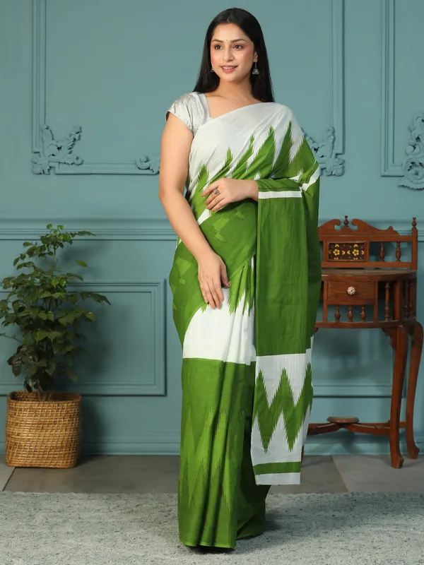 Elegant_Emerald_Green_&_White_Kaninchi_Print_Soft_Cotton_Saree_|_Contemporary_Ethnic_Wear_-_Softspun_Fabrics