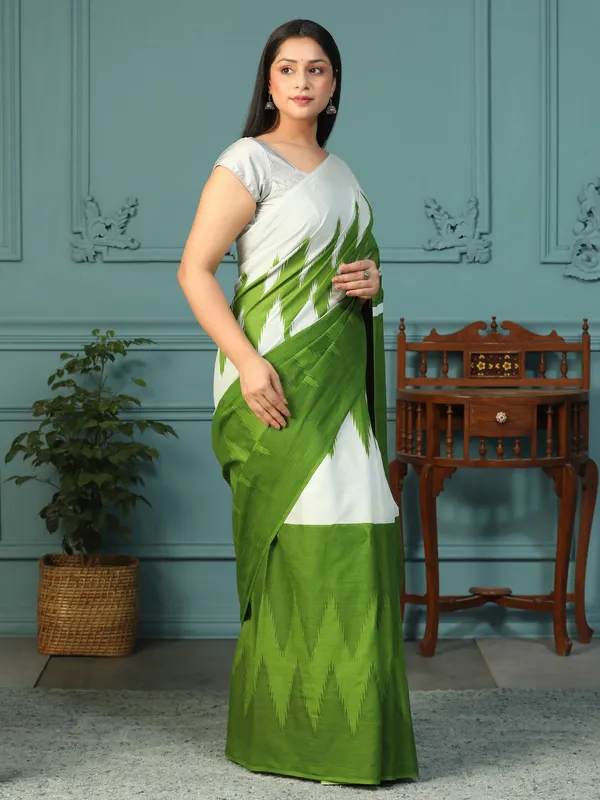 Elegant_Emerald_Green_&_White_Kaninchi_Print_Soft_Cotton_Saree_|_Contemporary_Ethnic_Wear_-_Softspun_Fabrics