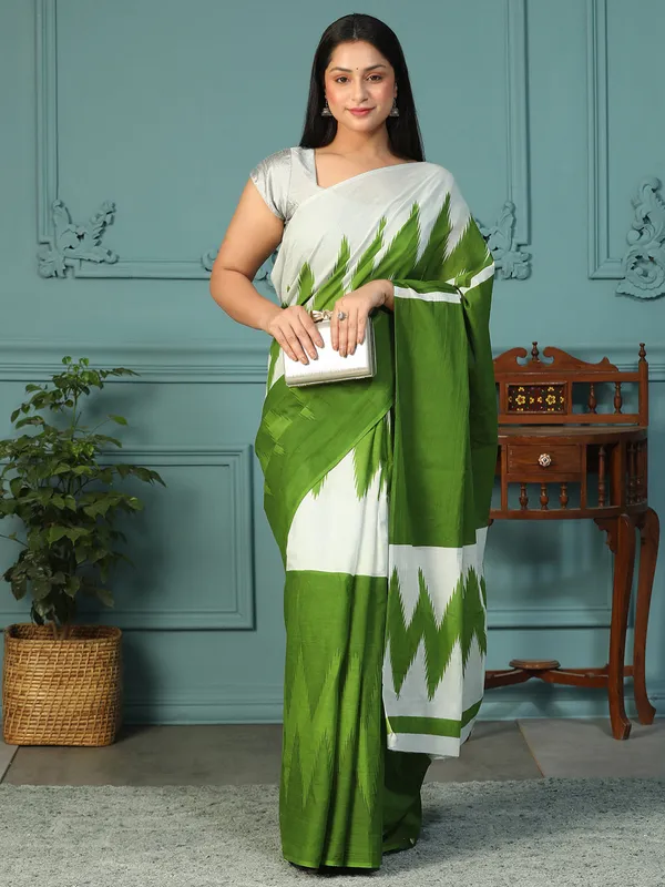 Elegant_Emerald_Green_&_White_Kaninchi_Print_Soft_Cotton_Saree_|_Contemporary_Ethnic_Wear_-_Softspun_Fabrics