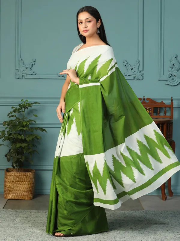 Elegant_Emerald_Green_&_White_Kaninchi_Print_Soft_Cotton_Saree_|_Contemporary_Ethnic_Wear_-_Softspun_Fabrics