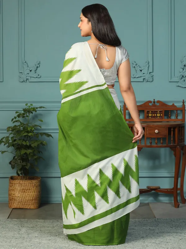Elegant_Emerald_Green_&_White_Kaninchi_Print_Soft_Cotton_Saree_|_Contemporary_Ethnic_Wear_-_Softspun_Fabrics