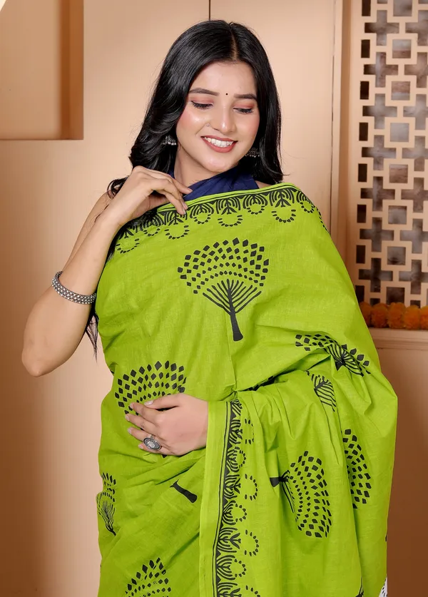 Elegant_Green_Printed_Saree_with_Blue_Pallu