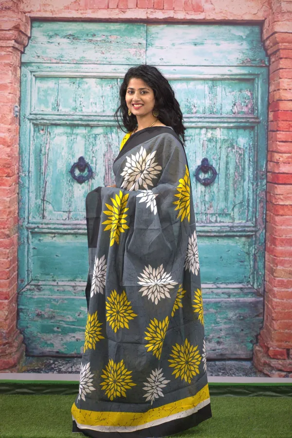 Elegant_Grey_&_Yellow_Floral_Print_Saree