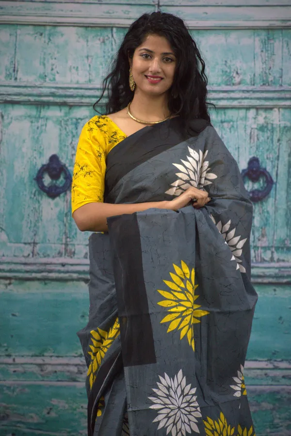 Elegant_Grey_&_Yellow_Floral_Print_Saree