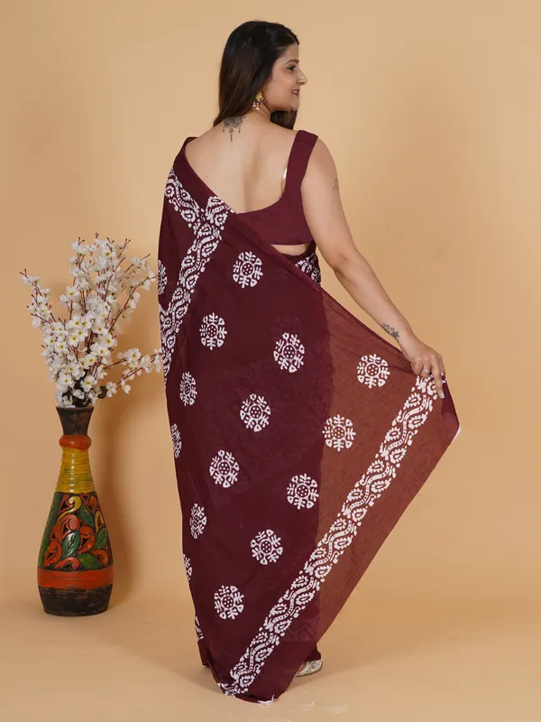 Elegant_Maroon_Floral_Printed_Softspun_Saree_for_Women