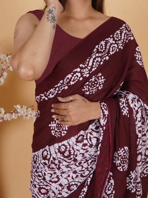 Elegant_Maroon_Floral_Printed_Softspun_Saree_for_Women